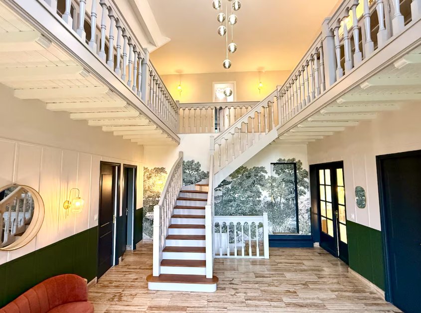 Le grand hall d'entrée et son escalier à double volée