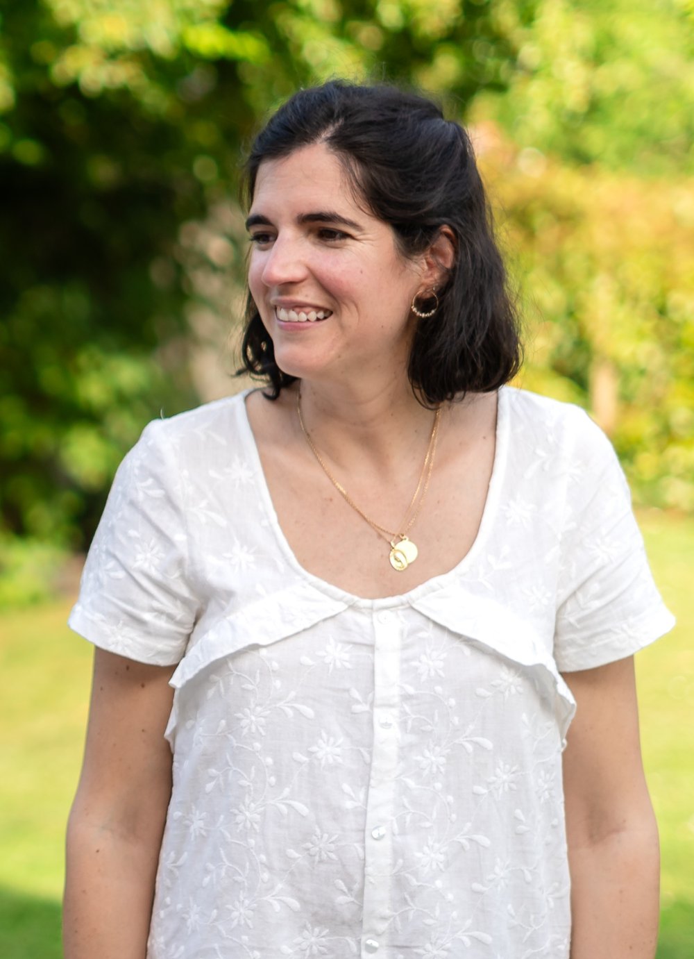 Portrait de Valentine, fondatrice de La douce échappée, souriante dans un jardin